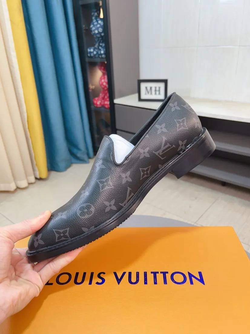 Ex-factory price 720🌹🌹High version [LV] Louis Vuitton's popular casual leather shoes🎖Fashionable and elegant🎖🎖Material: Original imported open-edge beaded cowhide, washed cowhide leather lining, original open-molded rubber outsole, high-end and classy, ​​elegant quality, instantly transforming into a handsome man ❤❤Standard\nNumber: 38-44